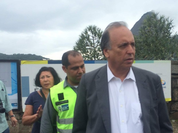 O governador Luiz Fernando Pezão diz que está lutando para pagar o 13º salário dos servidores (Foto: Fernanda Rouvenat/ G1)