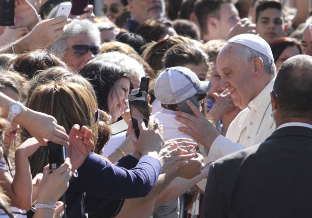 Papa Francisco beija criança após deixar prisão em Cassano all'Jonio neste sábado (21) (Foto: Adriana Sapone/AP)