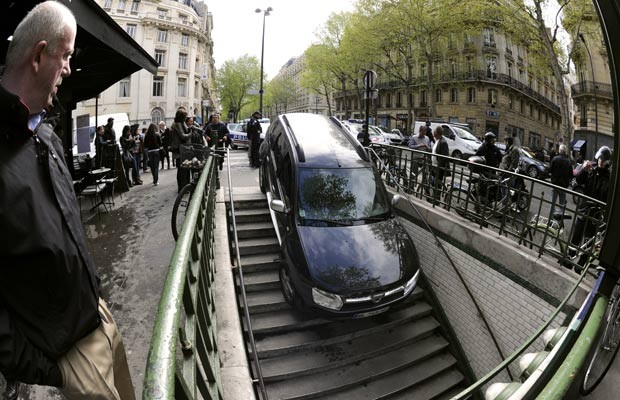 Em abril de 2012, um motorista desceu as escadas da estação de metrô Chaussee d'Antin La Fayette, em Paris, na França, após confundi-las com a entrada de um estacionamento. Por sorte, ninguém ficou ferido no acidente. A cena atraiu dezenas de curiosos (Foto: Bertrand Guay/AFP)