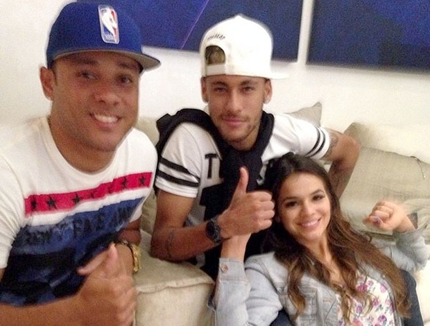 Neymar with girlfriend in hotel
