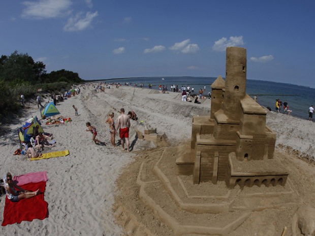 Castelo de areia complexo é construído ao lado do muro que terá, quando finalizado, 27,5 km. (Foto: Thomas Peter / Reuters)