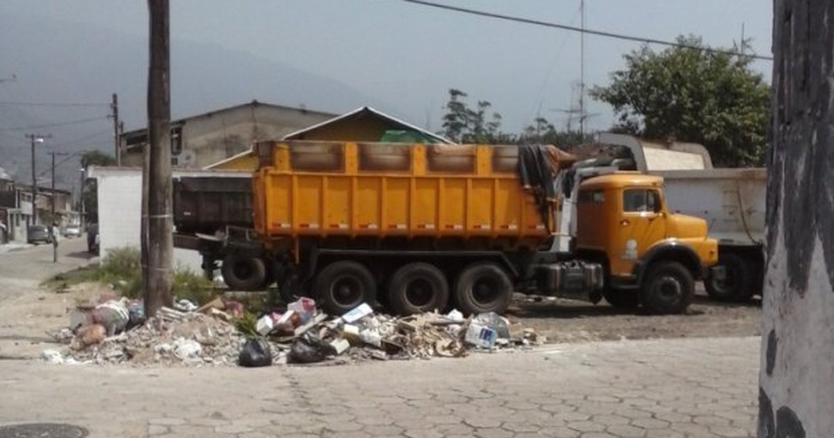 G Terreno Abandonado Vira Oficina De Caminh Es E Dep Sito De Lixo