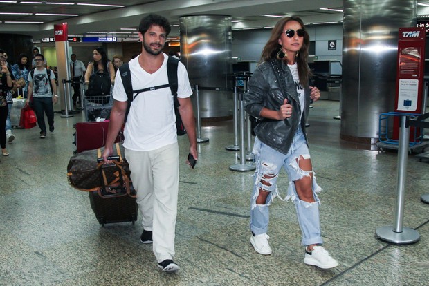 Sabrina Sato e Duda Nagle desembarcam em São Paulo (Foto: Manuela Scarpa/Brazil News)
