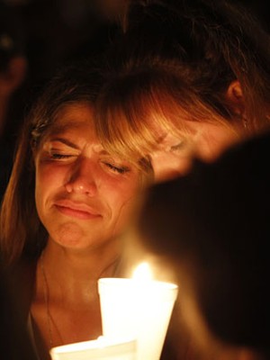 Centenas fazem vigília por vítimas de atirador no Oregon; 10 morreram (Steve Dipaola/Reuters)