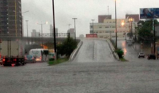 Capital potiguar tem chuva ininterrupta desde a madrugada desta terça (2) (Foto: Romeyka Fernandes)