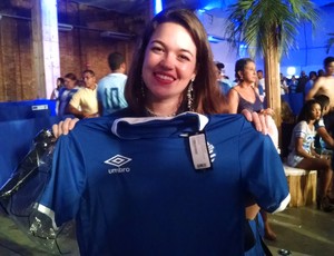 Torcedora do CSA não gostou do novo uniforme lançado (Foto: Caio Lorena / GloboEsporte.com) Torcedora do CSA não gostou do novo uniforme lançado (Foto: Caio Lorena / GloboEsporte.com)