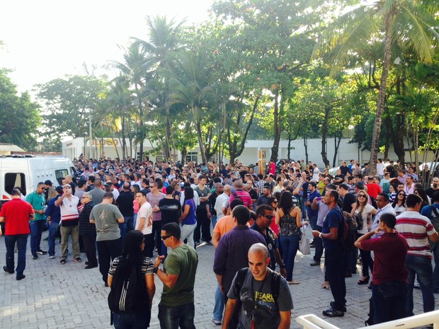 Dezenas de policiais se reuniram na sede da corporação (Foto: Káthia Mello / G1)