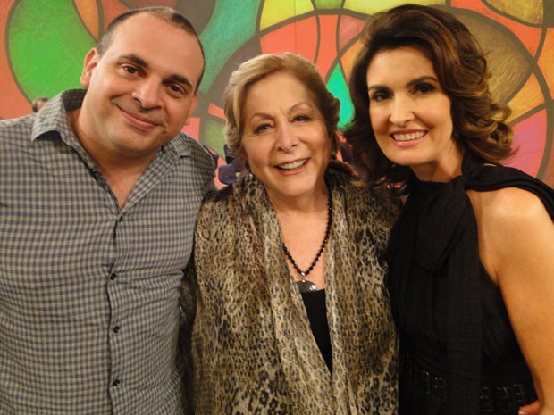 Aracy Balabanian posa para foto ao lado de Fabrício Mambert e Fátima Bernardes (Foto: Encontro com Fátima Bernardes/ TV Globo)