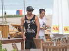 Ex-BBB Yuri vai para a praia com camiseta criticando os políticos
