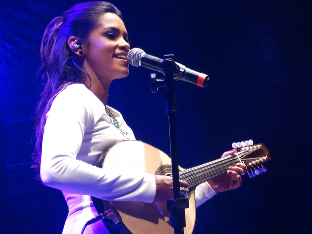 Lucy Alves esbanjou o talento multi-instrumentista no Festival Viva Dominguinhos, em Garanhuns. (Foto: Jael Soares/ G1)