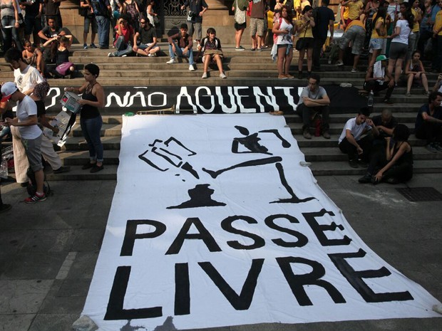 Faixa do Movimento Passe Livre na escadaria do Theatro Municipal (Foto: Marcelo Brandt/G1)