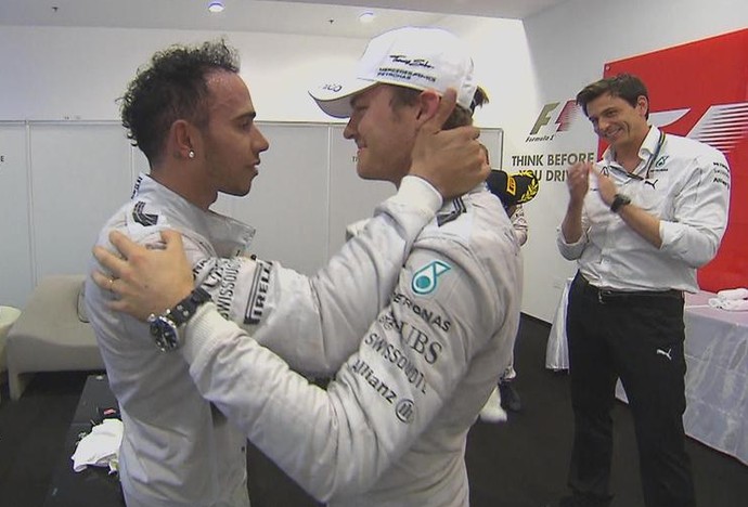 Nico Rosberg cumprimenta o companheiro Lewis Hamilton após a corrida que decidiu o título mundial (Foto: Divulgação)