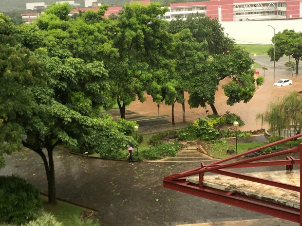 Chuva causou transtorno no Campus da UFMG (Foto: Paulo Borges/UFMG)