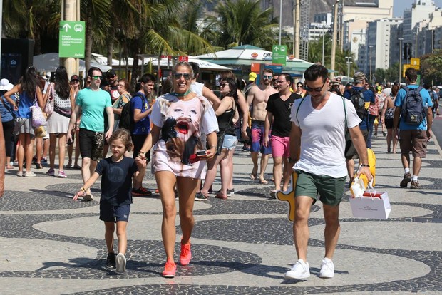 Adriane Galisteu com o filho e o marido (Foto: André Freitas/ Ag. News)
