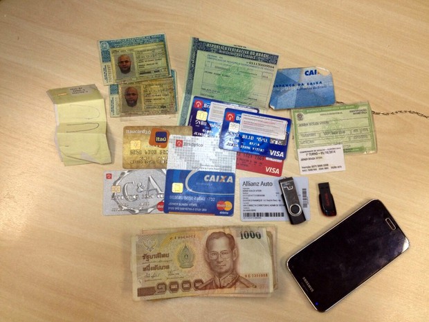 Polícia Federal apreendeu com o colombiano cédulas de países diversos e documentos falsos (Foto: Divulgação/Polícia Federal)