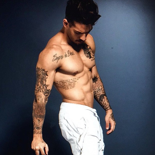 Lucas Lucco posa sem camisa para ensaio de moda (Foto: Instagram/ Reprodução)