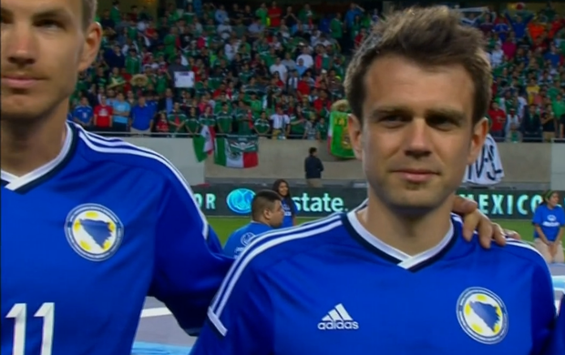 Misimovic (D) ao lado de Dzeko. Eles são as esperanças da Bósnia na Copa (Foto: Reprodução SporTV)
