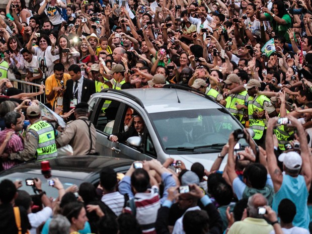 Carro do Papa Francisco foi cercado por pessoas durante a chegada no centro do Rio de Janeiro (Foto: Nestor J. Beremblum/Brazil Photo Press/Estadão Conteúdo)