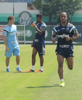 Em recuperação, Arouca faz trabalho físico em campo na Academia