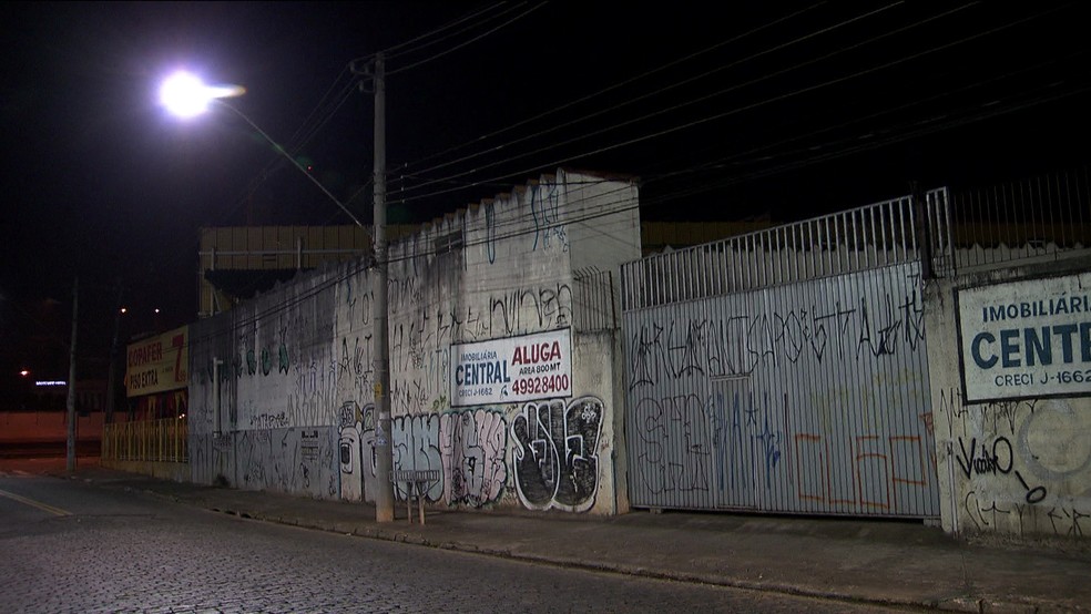 Homens foram presos em galpão que era usado como desmanche de carros (Foto: Reprodução/TV Globo)