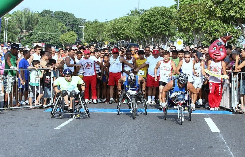 Atletas de todas as idades esbanjavam alegria ao participar da Corrida do Fogo (Foto: Frank Cunha/GE-AM)