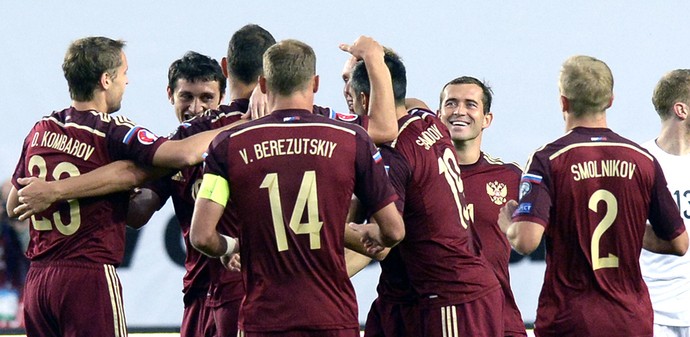 Jogadores comemoram gol da Rússia (Foto: Reuters)