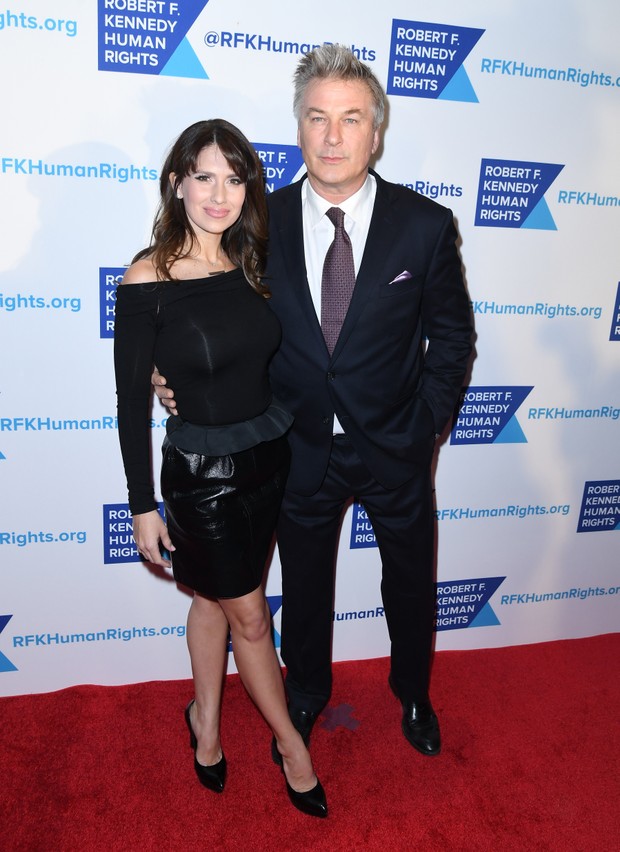 Hilaria Thomas e Alec Baldwin em evento em Nova York, nos Estados Unidos (Foto: Angela Weiss/ AFP)
