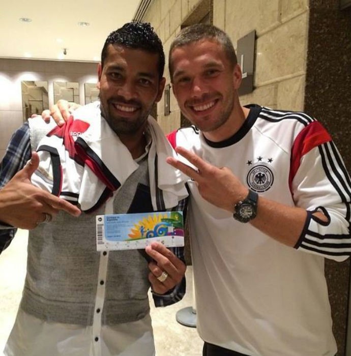 Podolski dá ingresso da final da Copa de presente a André Santos (Foto: Reprodução/Instagram)