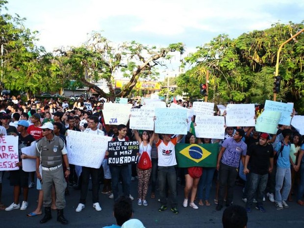 cerca de 2 mil pess0oas participam do protesto contra o aumento da tarifa de ônubus em Maceió (Foto: Jonathan Lins/G1)