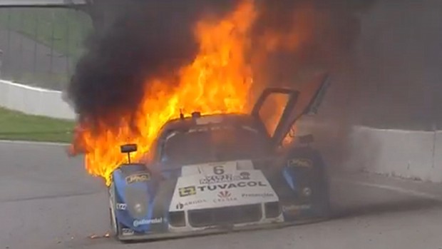 Incêndio no carro de Gustavo Yacaman na etapa de Mid-Ohio da Grannd-Am (Foto: Reprodução TV)