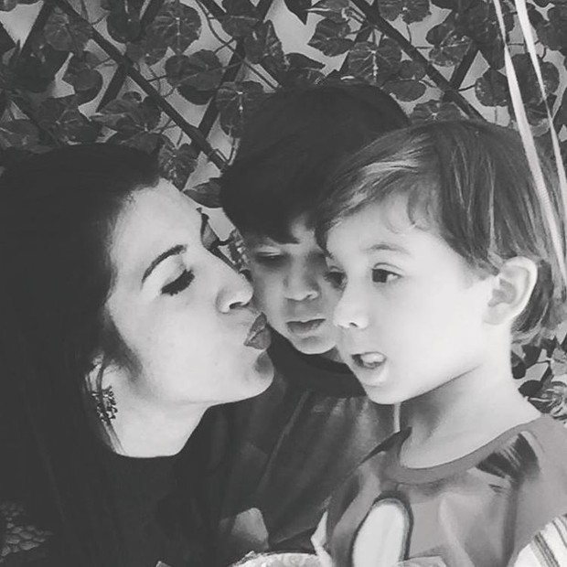 Priscila Pires com os filhos Gabriel e Pietro (Foto: Reprodução/Instagram)