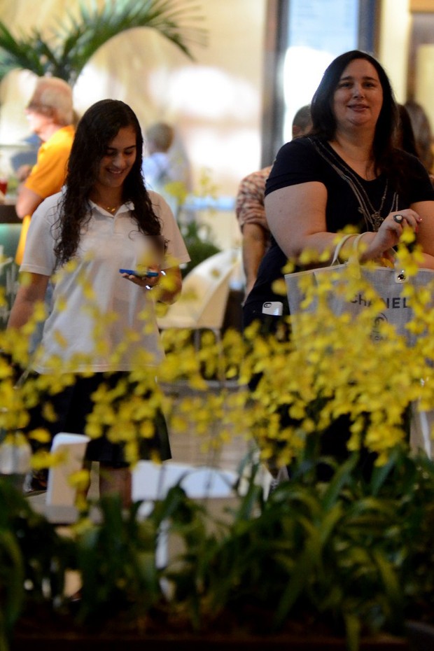 Lívian Aragão no shopping com a mãe (Foto: Henrique Oliveira / AgNews)