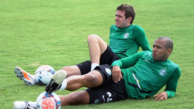 Sérgio Manoel e Jackson no treino do Coritiba, após recuperação de lesões graves (Foto: Divulgação / Site oficial do Coritiba)