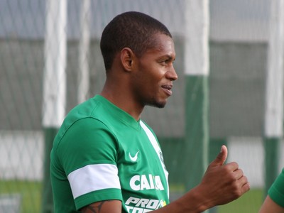 Lateral Dener admite maior motivação diante do Corinthians: 