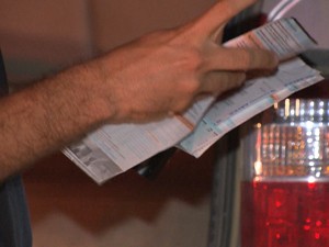 Contas pagas foram encontradas no carro (Foto: Reprodução/TV Paraíba)