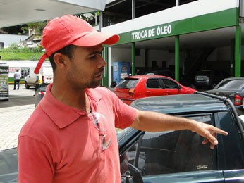 O funcionário Adilson de Souza diz que o carro está atrapalhando a execução da obra. (Foto: Flávia Cristini/ G1)