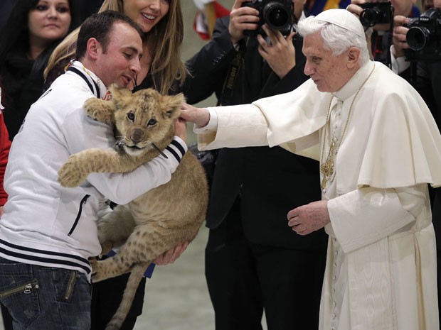 Artistas de circo se apresentaram neste sábado (1º) para o Papa Bento VXI durante audiência realizada no Vaticano. No encontro, o pontífice foi “apresentado” a um filhote de tigre e acariciou o pequeno felino (Foto: Max Rossi/Reuters)