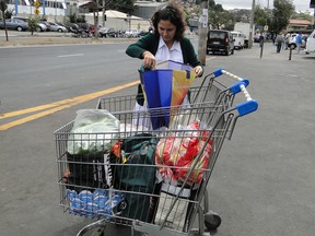 Gerente diz que supermercado faz campanha de consumo consciente (Foto: Carolina Farah/G1)
