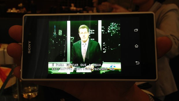 Transmissão de TV Digital no novo smartphone Xperia Z1, da Sony Mobile. (Foto: Daniela Braun/G1)