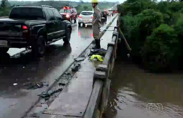 Carro cai de ponte em rio após ser atingido por caminhão, na GO-020 entre Goiânia e Bela Vista de Goiás (Foto: Reprodução/TV Anhanguera)