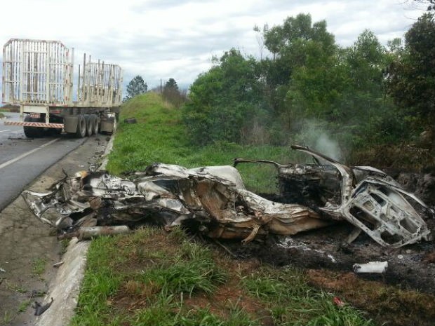 Segundo a PRF, após a batida, caminhão passou por cima do carro, que pegou fogo  (Foto: Divulgação/PRF de São Mateus do Sul)