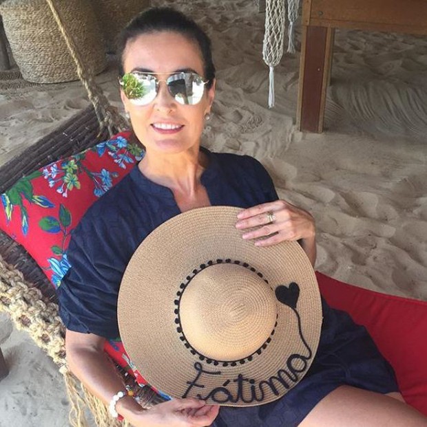 Fátima Bernardes com seu chapéu personalizado (Foto: Reprodução/Instagram)
