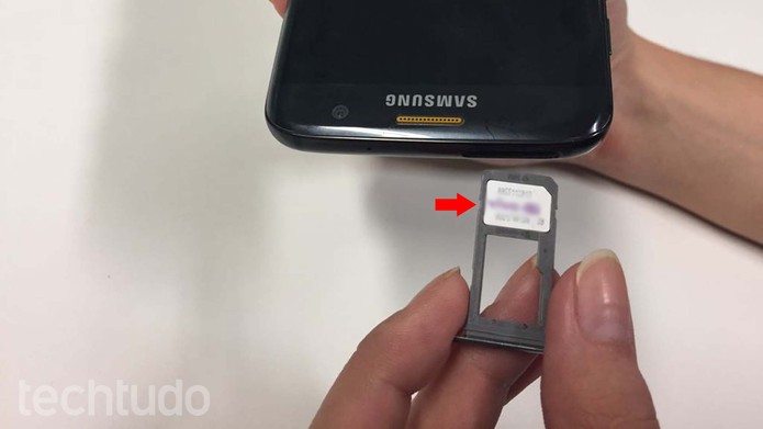 Inserindo o chip na bandeija com a parte metálica voltada para baixo (Foto: Ana Marques/TechTudo) Inserindo o chip na bandeija com a parte metálica voltada para baixo (Foto: Ana Marques/TechTudo)