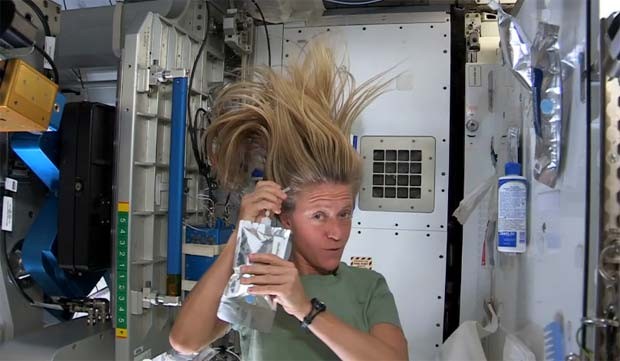 Astronauta Karen Nyberg, de 43 anos, demonstra como manter os cabelos limpos no espaço. (Foto: Reprodução/YouTube/InsideISS)