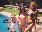 Demi Moore curte piscina com as filhas e ganha elogio pelo corpo