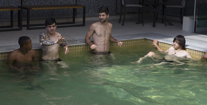 Corintianos curtem piscina em BH antes de embarcar para Manaus