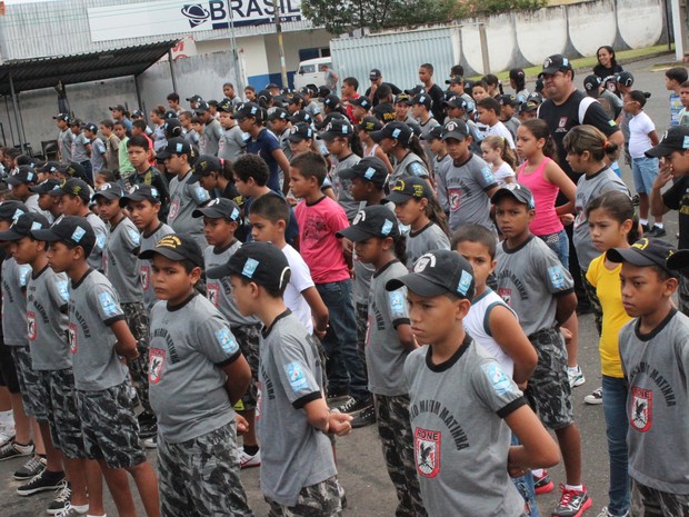 Existem 5 pelotões formados por 100 crianças e adolescentes (Foto: Ellyo Teixeira/G1)