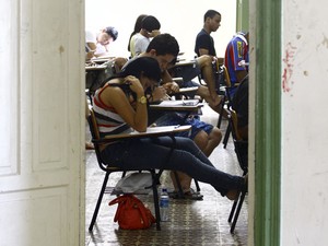 Candidatos fazem a prova da UFBA no Colégio Central, no centro da cidade de Salvador (Foto: Fernando Vivas/ Agência A Tarde/AE)