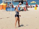 Carol Portaluppi treina futevôlei em praia no Rio e mostra habilidade