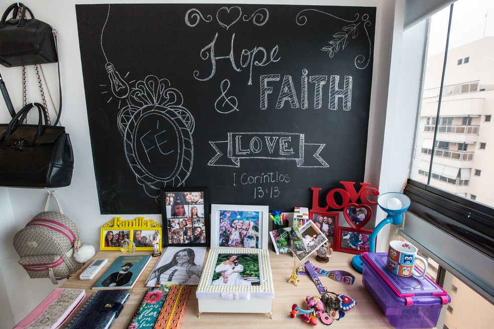 Painel no escritório de Emilly Araújo, do BBB 17 (Foto: Felipe Monteiro / Gshow)